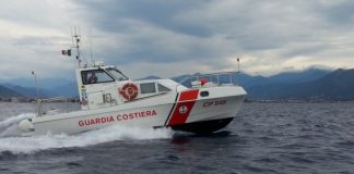 Imbarcazione in fiamme s’inabissa al largo di Cetara