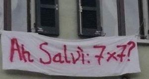 La rivolta dei lenzuoli. Dopo Salerno, Salvini beffato in ogni città