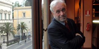 De Crescenzo, camera ardente in Campidoglio. Domani l’abbraccio della sua Napoli