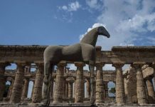 Il “Cavallo di sabbia” di Mimmo Paladino, un’icona contemporanea per i templi di Paestum