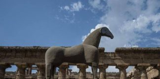 Il “Cavallo di sabbia” di Mimmo Paladino, un’icona contemporanea per i templi di Paestum