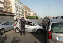 Incidente a Mercatello, auto si schianta contro vetture in sosta