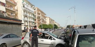 Incidente a Mercatello, auto si schianta contro vetture in sosta