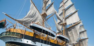 L’Amerigo Vespucci approda al porto di Salerno