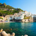 La crisi del turismo fa gola alle mafie. In Campania l’intera filiera minacciata dal welfare criminale