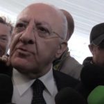 De Luca all’attacco dei 5S. Ma il partito spinge per l’alleanza anche in Campania