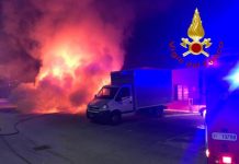 Battipaglia, l’ennesimo rogo. Aria irrespirabile e scuole chiuse. Allarme per le colture