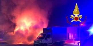 Battipaglia, l’ennesimo rogo. Aria irrespirabile e scuole chiuse. Allarme per le colture