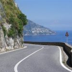 Paura a Maiori, grosso masso precipita in strada