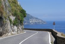 Paura a Maiori, grosso masso precipita in strada