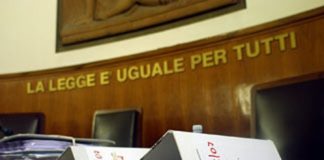 Cadde dalla finestra della sua abitazione e morì: condannata la moglie