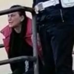 Donna si incatena davanti al tribunale e chiede l’arresto del figlio