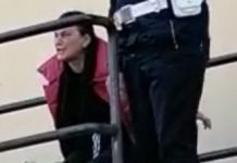 Donna si incatena davanti al tribunale e chiede l’arresto del figlio