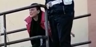 Donna si incatena davanti al tribunale e chiede l’arresto del figlio