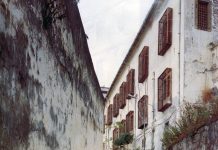 Edifici Mondo, l’abbandono e le promesse. Lambiase smentisce il Comune