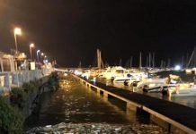 Il mare di Salerno diventa un tappeto di plastica e rifiuti