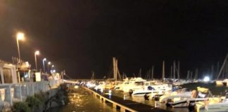 Il mare di Salerno diventa un tappeto di plastica e rifiuti