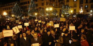 Sardine contro De Luca: “Noi diversi da fritture e clientele”