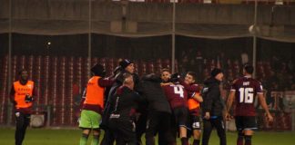 Pazza Salernitana, 3-2 al Crotone in extremis: Jallow contro la Curva