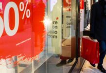 Saldi, in Campania al via il 4. Budget di 168 euro, negozi battono il web