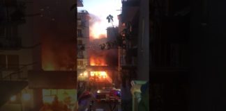 VIDEO – Paura in via Mobilio, fiamme nel deposito del “Sole365”