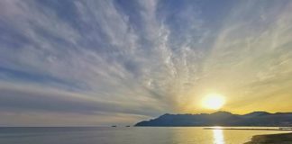 Salerno, ombrelloni pubblici per le spiagge libere: l’iniziativa del Comune