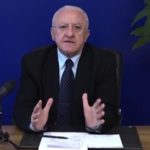 Campania, nuova ordinanza di De Luca: via libera a calcetto, sagre e discoteche