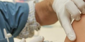 Italia sospende vaccino AstraZeneca. Ema promuove Pfizer, Moderna e J&J contro le varianti