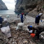 Rifiuti sulla spiaggia di Crapolla, volontari stranieri ripuliscono l’incantevole Fiordo nel Parco Marino di Punta Campanella