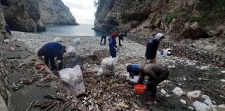 Rifiuti sulla spiaggia di Crapolla, volontari stranieri ripuliscono l’incantevole Fiordo nel Parco Marino di Punta Campanella