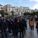 Comitati e genitori manifestano contro la Dad. 350.000 test antigenici per il personale scolastico campano