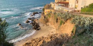 Palinuro, crolla il costone roccioso della spiaggia Ficocella. Si attendeva intervento della Regione
