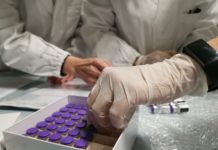 Contagi, lieve calo in Campania. Ema sblocca AstraZeneca, riprendono vaccinazioni