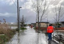 Esonda il Sarno ad Angri e San Marzano, 30 famiglie evacuate. Si teme peggioramento