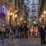 In aumento contagi e ricoveri. Campania, stretta su aperitivi e feste di piazza