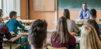Omofobia in una scuola di Eboli, Arcigay: “Urgente la formazione dei docenti”
