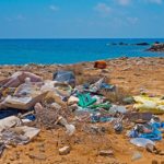 Spiagge campane invase da mascherine, guanti e plastiche