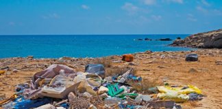 Spiagge campane invase da mascherine, guanti e plastiche