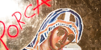 “La Madonna” denuncia il patriarcato ecclesiastico e l’ipocrisia delle indulgenze