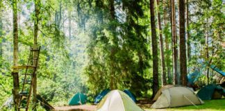 I rincari nel settore dei trasporti incentivano le vacanze in tenda